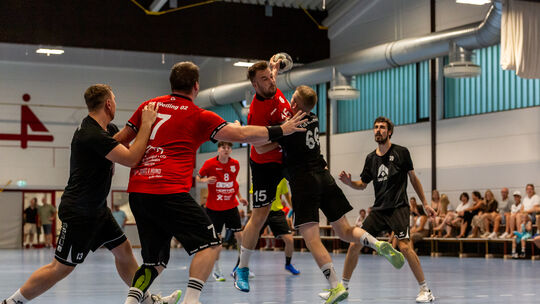 Vor kurzem standen sich die Handballer des TV Welling (rote Trikots) und der TuS Weibern im Testspiel gegenüber, nun geht es für