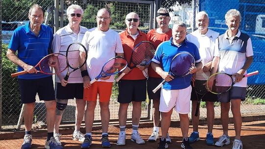 In der neuen Altersklasse, der M70, war die zweite Mannschaft des TC Hackenheim gleich eine Klasse für sich. Über die Meistersch In der neuen Altersklasse, der M70, war die zweite Mannschaft des TC Hackenheim gleich eine Klasse für sich. Über die Meistersch
