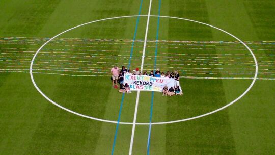 Die Klasse 4a in Kobern-Gondorf hat Unglaubliches geschafft: Zusammen haben sie die längste Hexentreppe der Welt gebastelt.