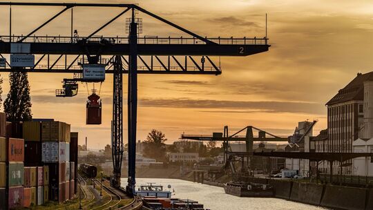 Container werden im Osthafen entladen Container werden im Osthafen entladen