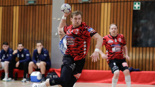 Torben Waldgenbach (am Ball) war bei der Vallendarer 26:36-Niederlage in Leutershausen mit sechs Toren bester Schütze des HVV. A Torben Waldgenbach (am Ball) war bei der Vallendarer 26:36-Niederlage in Leutershausen mit sechs Toren bester Schütze des HVV. A