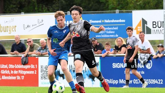 Der BSC Güls (in Blau) konnte sich bei der 1:2-Niederlage gegen Mendig (in Schwarz) nicht behaupten und ist weiter punktlos. Am