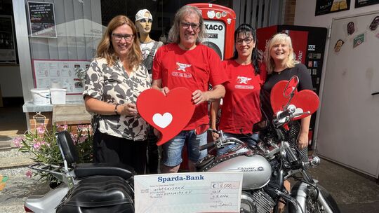 Jürgen und Jutta Berens von der Musikschmiede in Kail übergeben einen Scheck über 8000 Euro an die Fluthilfe der SWR-Herzenssach