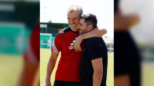 Herzlich willkommen als Verbandsliga-Cheftrainer: Baris Yakut (rechts) wird von seinem ehemaligen Trainer Elvir Melunovic, Coach