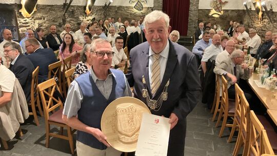 Der 75-jährige Rolf Spaniol (links) erhält von Bürgermeister Walter Schmitz die höchste Auszeichnung der Stadt Cochem – den Wapp