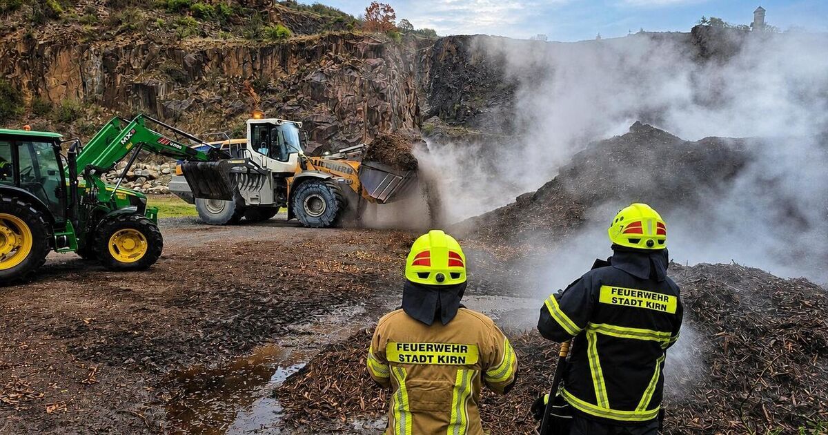 Flames and smoke: Fire in the old Kirn quarry: Wood chips are burning