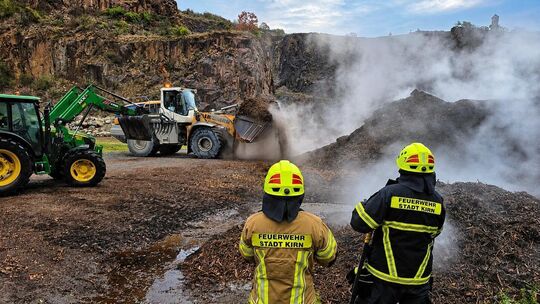 Mit schwerem Gerät wurde das brennende Material verteilt, während die Feuerwehr die freigelegten Glutnester sofort mit Wasser ab