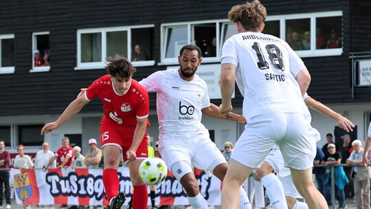 Gegen Alexis Weidenbach (weißes Trikot, Mitte) und die SG 99 Andernach war für Lorenc Canaj und seinen TuS Immendorf nichts zu h