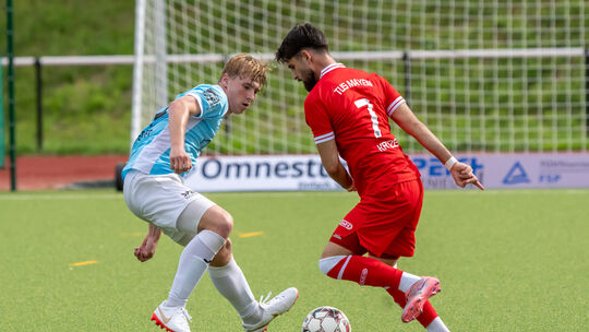 Mayens Leon Kryeziu (rotes Trikot) wurde im Spiel gegen den VfB Linz eingewechselt und erzielte den Ausgleichstreffer zum 4:4, a Mayens Leon Kryeziu (rotes Trikot) wurde im Spiel gegen den VfB Linz eingewechselt und erzielte den Ausgleichstreffer zum 4:4, a