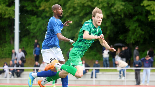 Das letzte Aufeinandertreffen zwischen dem FC Cosmos Koblenz (hier noch mit Kelvin Lunga im blauen Trikot) und Nils Wambach und