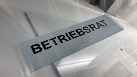Ein Hinweisschild hängt am Eingang zum Betriebsrat Ein Hinweisschild hängt am Eingang zum Betriebsrat