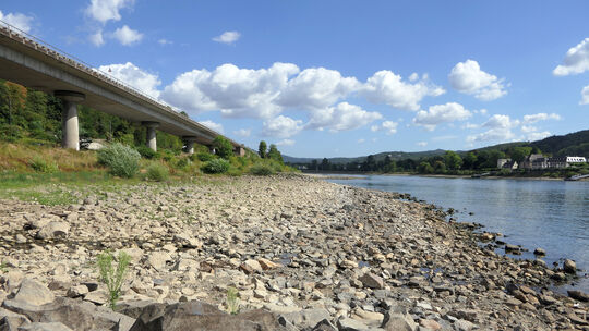 An der Unkelsteinbrücke zeigt sich das Niedrigwasser am Rhein deutlich.