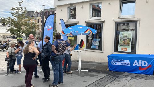 Flecken auf der Straße zeugen vom Angriff auf einen Stand der AfD am Kornmarkt. Das Foto wurde gegen 17.45 Uhr aufgenommen.