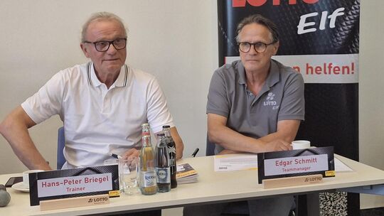 Europameister Hans-Peter Briegel, Trainer der Lotto-Elf, und Teammanager Edgar Schmitt haben ihren Kader für das Benefizspiel am