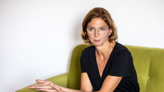 Ministerin Bätzing-Lichtenthäler auf dem grünen Sofa