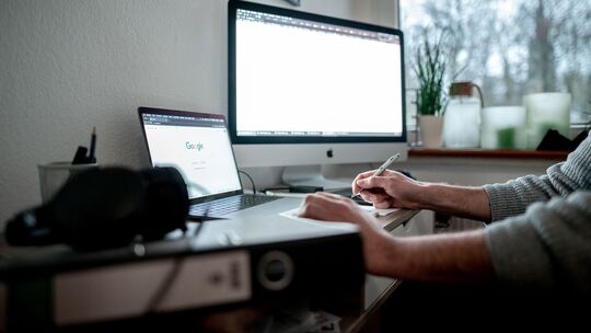 Ein Mann arbeitet im Homeoffice