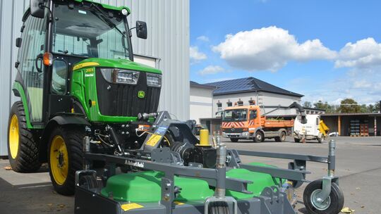 Um die körperliche Belastung der Bauhof-Mitarbeiter so gering wie möglich zu halten, werden Neugeräte wie dieser Traktor beschaf Um die körperliche Belastung der Bauhof-Mitarbeiter so gering wie möglich zu halten, werden Neugeräte wie dieser Traktor beschaf