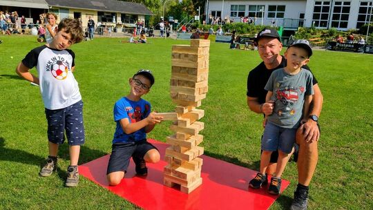 Gastgeber Daniel Scholz (rechts) hatte beim großen Spieleangebot sichtlich Spaß mit den Kindern. Rund 300 Gäste kamen zur Geburt Gastgeber Daniel Scholz (rechts) hatte beim großen Spieleangebot sichtlich Spaß mit den Kindern. Rund 300 Gäste kamen zur Geburt