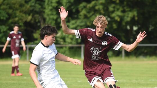 Hände hoch? Nein, der FC Schmittweiler ergibt sich derzeit nicht. Aurel Rech (rotes Trikot) und sein Team eilen vielmehr von Erf Hände hoch? Nein, der FC Schmittweiler ergibt sich derzeit nicht. Aurel Rech (rotes Trikot) und sein Team eilen vielmehr von Erf