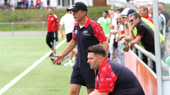 Für Höhr-Grenzhausens Trainerduo Almir Ademi (sitzend) und Thomas Arzbach steht am Freitagabend ein Bezirksliga-Heimspiel gegen