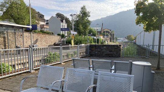 An diesem Plätzchen am Bahnhof in Traben-Trarbach treffen sich häufiger Personen, die gerne dem Alkohl frönen.