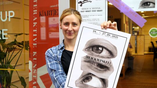 Organisatorin Nina Kaiser lädt alle Interessierten dazu ein, Teil ihrer interaktiven Ausstellung „Blickwinkel“ zu werden, die am