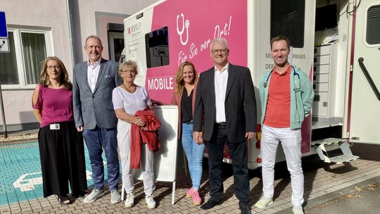 Die Mobile Arztpraxis ist vorerst zum letzten Mal in Idar-Oberstein im Einsatz: Bianca Mees (links) und Peter Bungers (rechts) b