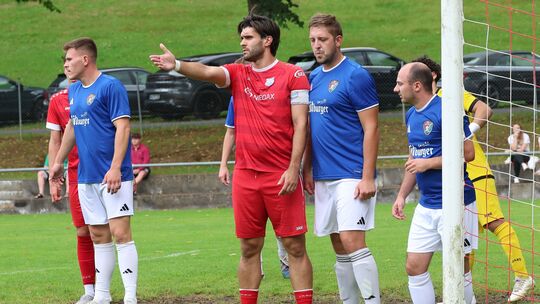 Während die SG Puderbach (blaue Trikots) am Wochenende ein Heimspiel gegen die SG Niederbreitbach/Waldbreitbach bestreitet, nimm Während die SG Puderbach (blaue Trikots) am Wochenende ein Heimspiel gegen die SG Niederbreitbach/Waldbreitbach bestreitet, nimm