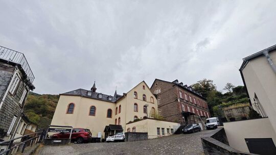 Im historischen Stadtkern von Bernkastel liegt das Kloster zur Heiligen Familie, das auch Klösterchen genannt wird. Dort wird ei