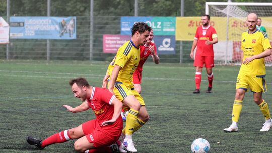 Mal wieder einen Gegner straucheln lasssen wie beim 1:0 in Mayen, das ist das Ziel der Kirchberger (in Gelb, von links mit Ferdi
