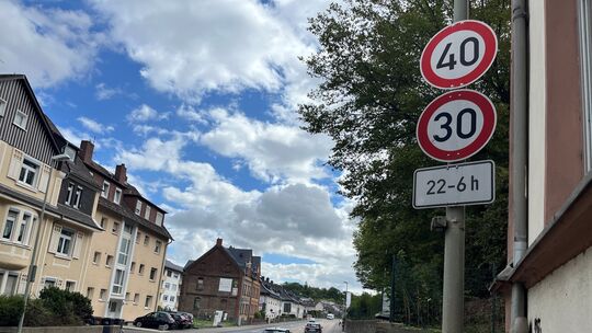 Nachts ist auf der Frankfurter Straße in Limburg nur Tempo 30 erlaubt. Ein 22-jähriger Mann aus Dornburg wurde mit 133 km/h gebl Nachts ist auf der Frankfurter Straße in Limburg nur Tempo 30 erlaubt. Ein 22-jähriger Mann aus Dornburg wurde mit 133 km/h gebl