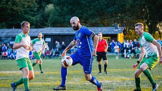 Die SG Ober Kostenz/Sargenroth (in Blau mit Patrick Kaspar) gewann das Derby bei der SG Hunsrückhöhe (von links mit Felix Schmit