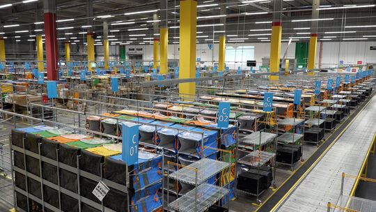 Im Amazon-Verteilzentrum in Neuwied ist jeder Schritt minutiös durchgeplant. Die Nähe zum Logistikzentrum in Koblenz sei dabei p