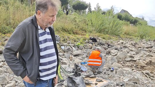 Peter Daum verfolgt die Bergung im Rhein bei Unkel genau. Er kommt dann ins Spiel, wenn bei solchen Arbeiten menschliche Knochen