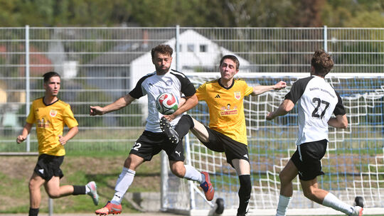 Gegen die SG Walporzheim hatten der SC Sinzig um Christoph Kläser (am Ball im gelben Trikot) beim 0:4 keine Chance, nun geht es