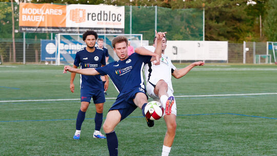 Defensiv gefordert: Die Hackenheimer Lukas Dudek (blaue Trikots, am Ball) und Jaden Dayton wollen mit guter Abwehrarbeit in Idar Defensiv gefordert: Die Hackenheimer Lukas Dudek (blaue Trikots, am Ball) und Jaden Dayton wollen mit guter Abwehrarbeit in Idar