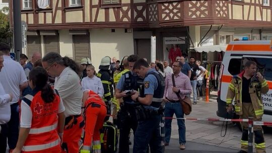Polizei, Rettungsdienst und Feuerwehr rückten nach dem Vorfall am Kornmarkt an. Polizei, Rettungsdienst und Feuerwehr rückten nach dem Vorfall am Kornmarkt an.
