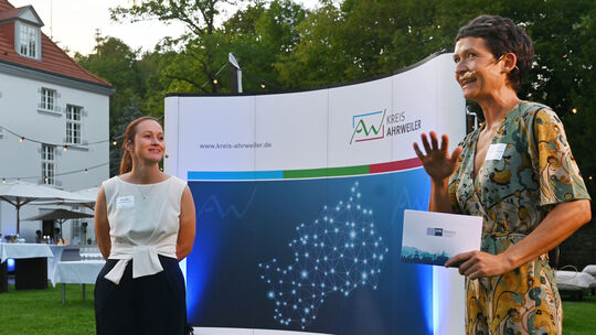 Frauen beherrschten die Bühne beim Jahresempfang der Wirtschaft 2026 des Kreises Ahrweiler. Jetpilotin und Reserve-Astronautin N