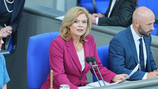 „Unterschiedliche Überzeugungen rechtfertigen keinen Angriff auf Menschen.“: Bundestagspräsidentin Julia Klöckner (CDU) meldet s „Unterschiedliche Überzeugungen rechtfertigen keinen Angriff auf Menschen.“: Bundestagspräsidentin Julia Klöckner (CDU) meldet s