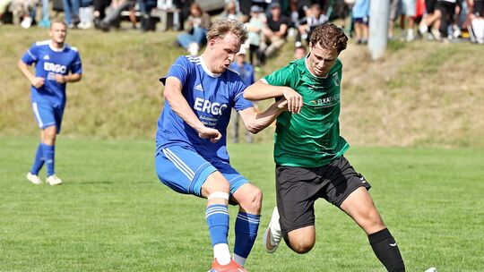 Noch nicht in Tritt kommt die SG Herschbach (rechts Luca Ebenig) nach ihrem Abstieg aus der Bezirksliga Ost und musste schon her
