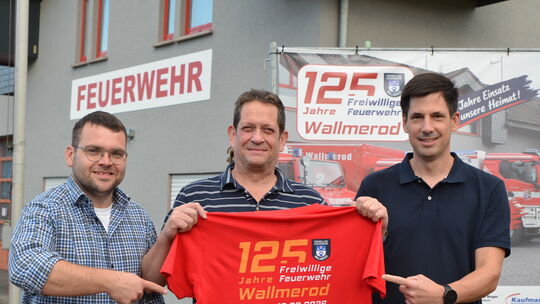 Wehrführer Marco Schaaf (Mitte), sein Stellvertreter Max Adler (links) und Jörg Wörsdörfer, Vorsitzender des Fördervereins, präs