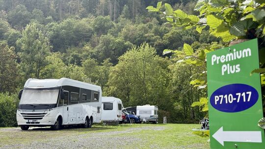 Der Viersterne-Campingplatz Alf liegt in einem Naturschutzgebiet - und hat 100 Stellplätze für Wohnwagen, Wohnmobile und Zelte.