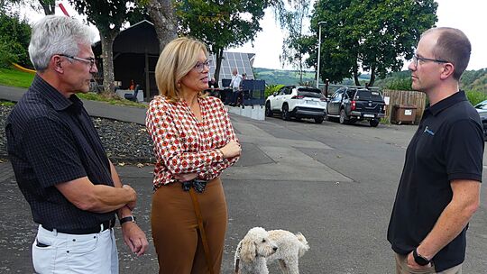 Ortsbürgermeister Patrick Gehres (rechts) und Ratsmitglied Ulrich Christ freuten sich über den Besuch von Bundestagspräsidentin