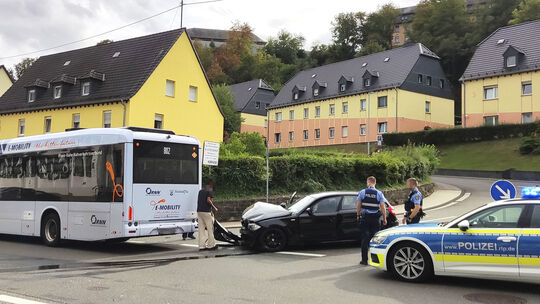 Unfall zwischen einem Linienbus und einem Pkw. Glücklicherweise blieb es nur bei Blechschäden. Unfall zwischen einem Linienbus und einem Pkw. Glücklicherweise blieb es nur bei Blechschäden.