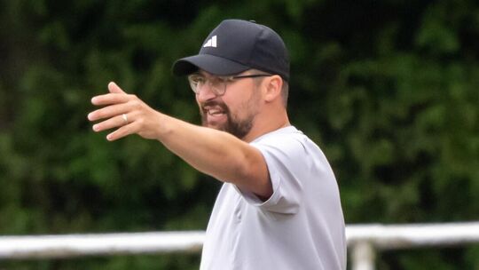 Im Heimspiel gegen die SG Berod-Wahlrod/Lautzert-Oberdreis hoffen Trainer Enes Özbek und der SV Windhagen auf den ersten Dreier
