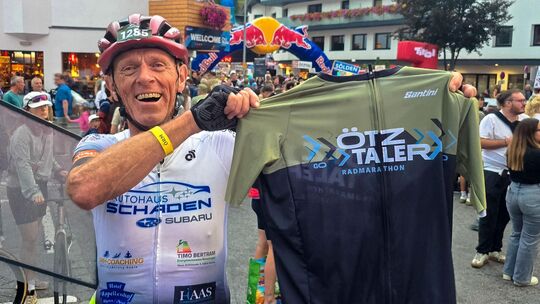 Geschafft! Werner Fuhrmann, Radsportler aus Illerich, zeigt stolz sein Finishershirt nach dem Ötztaler Radmarathon. 227 Kilomete