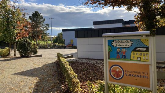 In der Eifelgemeinde Lutzerath sind im Schulzentrum eine Grundschule sowie Teile der Realschule plus Ulmen-Lutzerath untergebrac