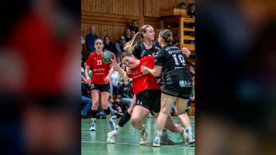 Auf Louisa Bottlender (in Schwarz) und Tina Schirockich (rechts) muss die HSG Hunsrück II fortan auch im Derby gegen Kastellaun/