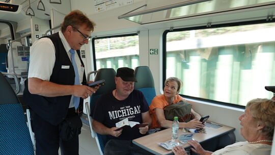 Fahrscheinkontrolle in der RB32: Der Zugbegleiter an der Ahrstrecke ist allein unterwegs.