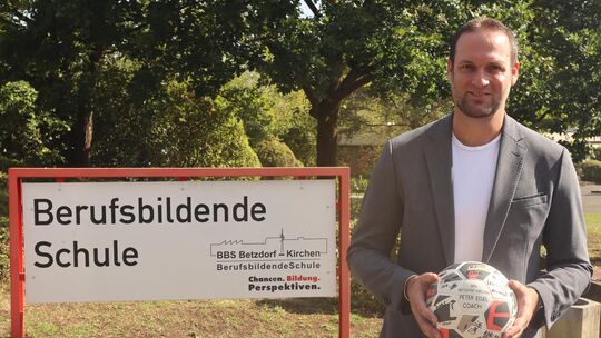 Zum Start in seine neue Aufgabe als Schulleiter der BBS Betzdorf-Kirchen hat Peter Eisel einen Fußball erhalten – unterschrieben